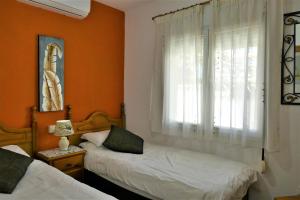 Ein Bett oder Betten in einem Zimmer der Unterkunft Casa de los Limones by Costadelsolholiday FAMILY VILLA NEAR PUERTO MARINA