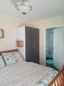 1 dormitorio con cama y lámpara de araña en Charming lodge cosy comfortable ideal location en Blairgowrie