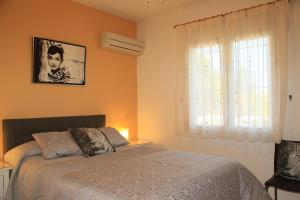 Ein Bett oder Betten in einem Zimmer der Unterkunft Casa de los Limones by Costadelsolholiday FAMILY VILLA NEAR PUERTO MARINA