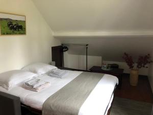 - une chambre avec un grand lit et des serviettes dans l'établissement LA CHERIELLE, à Auvers-sur-Oise 11 autres photos