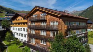 un edificio de apartamentos con balcones en un lateral en Hotel Walserberg, en Warth am Arlberg