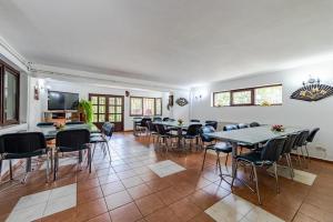 - une salle à manger avec des tables et des chaises dans l'établissement Pensiunea turistica Andra, à Predeal