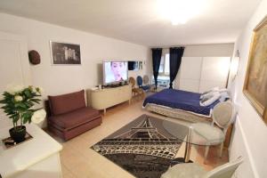 - une chambre avec un lit et un salon dans l'établissement Monaco à 300m du Casino - Grand Studio avec Piscine, à Beausoleil
