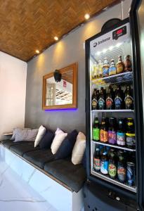 um frigorífico cheio de garrafas de refrigerante em Alebahli Hostel Ilhabela ᵇʸ ᴬᴸᴱᴮᴬᴴᴸᴵ em Ilhabela