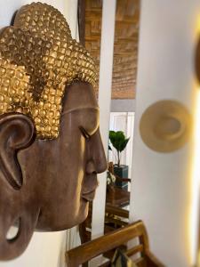 uma estátua de uma cabeça numa parede em Alebahli Hostel Ilhabela ᵇʸ ᴬᴸᴱᴮᴬᴴᴸᴵ em Ilhabela
