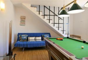 ein Wohnzimmer mit einem Billardtisch und einer Treppe in der Unterkunft Casa de los Limones by Costadelsolholiday FAMILY VILLA NEAR PUERTO MARINA in Benalmádena