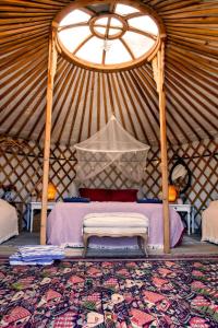 Postel nebo postele na pokoji v ubytování Goodmuda Tipi's + 37 fotografií