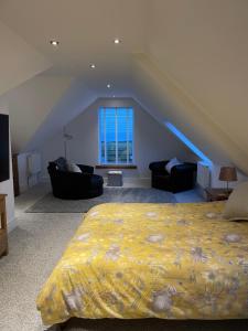 A bed or beds in a room at The Town House - Newquay