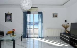 Televízia a/alebo spoločenská miestnosť v ubytovaní Copacabana Beach Apartments
