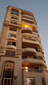 een hoog gebouw met veel ramen erop bij Luxury Apartment In Massaken Sheraton near Cairo Int'l Airport in Caïro