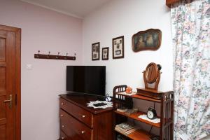 ein Wohnzimmer mit einem TV und einer Kommode mit einer Kommode in der Unterkunft Ostir Holiday Home in Cerknica