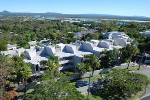 - une vue aérienne sur un bâtiment blanc avec des arbres dans l'établissement Noosa Hill Resort, à Noosa Heads