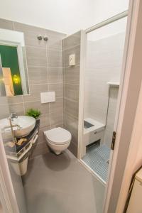 un bagno con un water e un lavandino di Hotel Mizar a Rimini Altre 37 foto