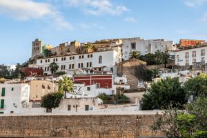 Nespecifikovaný výhled na destinaci Ibiza (město) nebo výhled na město při pohledu z penzionu