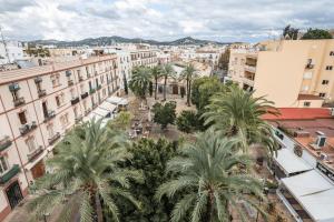 una vista aérea de una ciudad con palmeras en Hostal Parque Ibiza en Ibiza