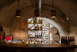 Lounge nebo bar v ubytování DOM Miodu i Wina