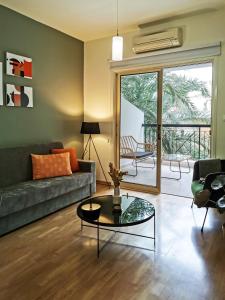 sala de estar con sofá y mesa de cristal en Phaedrus Living City View Luxury Iras Flat 102, en Nicosia