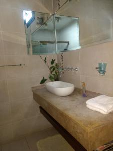bagno con lavandino e specchio di Serendipity a San Pedro