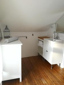 a bathroom with a sink and a mirror at Siegen Altstadt Oberstadt Häuschen in Siegen