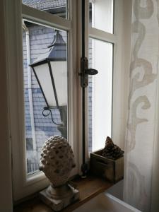 una ventana con una lámpara y un jarrón en un alféizar de la ventana en Siegen Altstadt Oberstadt Häuschen en Siegen