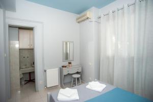 Baño blanco con lavabo y espejo en Vivian Villa, en Argostoli