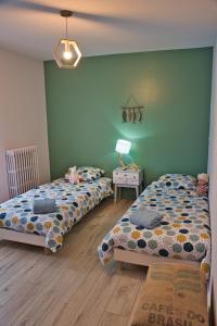 Ένα ή περισσότερα κρεβάτια σε δωμάτιο στο LA Jacarandière