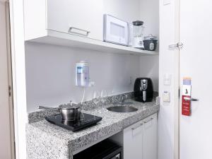 Kuchyň nebo kuchyňský kout v ubytování Flat com Varanda-Pampulha