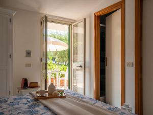 ein Schlafzimmer mit einem Bett und einem Tablett mit Essen drauf in der Unterkunft Casa Palinuro Vacanze in Palinuro