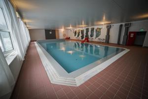 una gran piscina en una habitación grande en Vesterland Feriepark Hytter, hotell og leikeland, en Sogndal