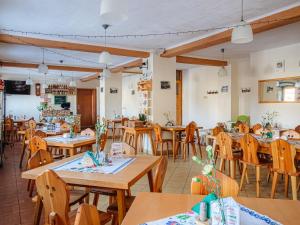 une salle à manger avec des tables et des chaises en bois dans l'établissement Jakubówka, à Szczawnica