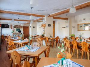 Reštaurácia alebo iné gastronomické zariadenie v ubytovaní Jakubówka