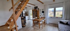 cocina y comedor con mesa de madera y escaleras en Zacisze pod brzozami, en Kętrzyn