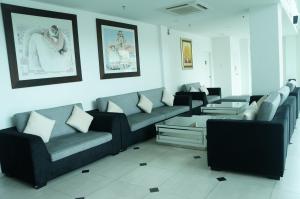 ein Wohnzimmer mit Sofas und einem Tisch in der Unterkunft MidCity Hotel Melaka in Malakka