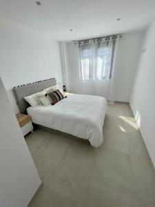 Posteľ alebo postele v izbe v ubytovaní Apartamento nuevo junto al mar con plaza de garaje!! Perfecto para familias + 37 fotografií