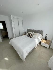 Posteľ alebo postele v izbe v ubytovaní Apartamento nuevo junto al mar con plaza de garaje!! Perfecto para familias