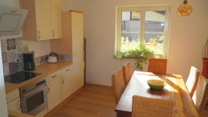 A kitchen or kitchenette at Ferienwohnung Sonnenwald