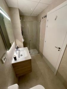 Kúpeľňa v ubytovaní Apartamento nuevo junto al mar con plaza de garaje!! Perfecto para familias