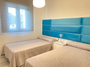 ein Zimmer mit zwei Betten und einem Fenster in der Unterkunft Mi Capricho, Luxury Apartment in Mijas Costa + 38 Fotos