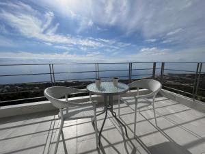 澤爾米烏的住宿－Palasa View，美景阳台配有桌椅