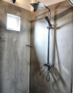 baño con cabina de ducha y ventana en Ranil Villa en Galle