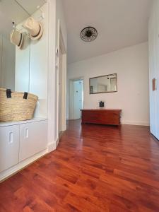 una stanza vuota con pavimento in legno e specchio di Apartment STAR Blažev a Primošten