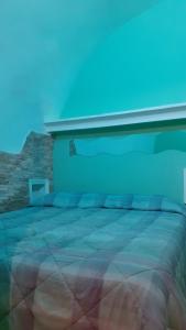 1 cama en un dormitorio de color azul en Casa Vacanze VIESTE, en Vieste