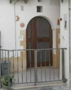 un edificio con una puerta y una puerta de madera en Casa Vacanze VIESTE, en Vieste