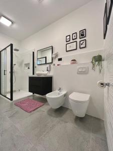 bagno bianco con servizi igienici e lavandino di Apartment STAR Blažev a Primošten