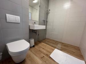 Bilik mandi di Hotel VARNSDORF