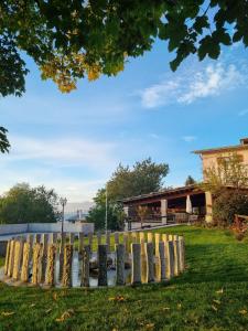 a park with a fence and a building at Hotel Piccola Mantova in Bosco Chiesanuova