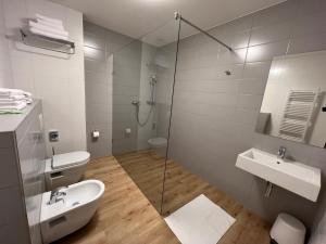 Bilik mandi di Hotel VARNSDORF