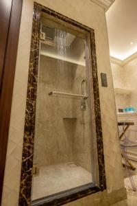 Ett badrum på A Residence @ Between Hilton & Cititel Hotel