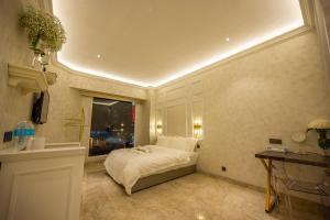 Un pat sau paturi într-o cameră la ACJ Residence @ Beside Cititel Hotel