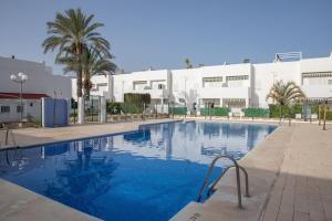 une grande piscine en face d'un bâtiment dans l'établissement Casa 64 - 2 Bedroom Penthouse At Las Marinas, Vera Playa, à Vera